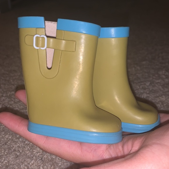 American Girl Raincoat and Boots Set - Picture 4 of 5